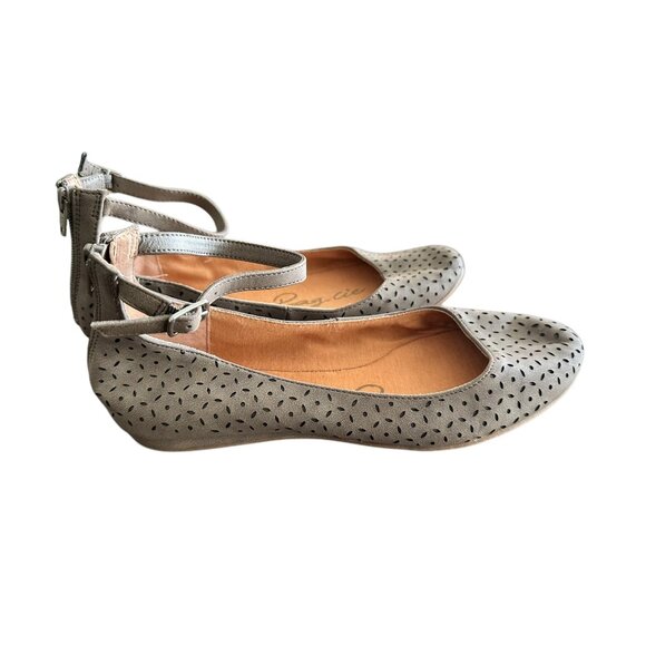 American Rag Womens Perforated Grey Ankle Strap Flats Size 9.5 - Picture 3 of 6